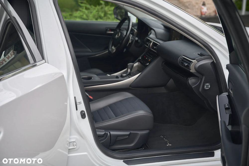 Lexus IS 200t / 300 F Sport - 26