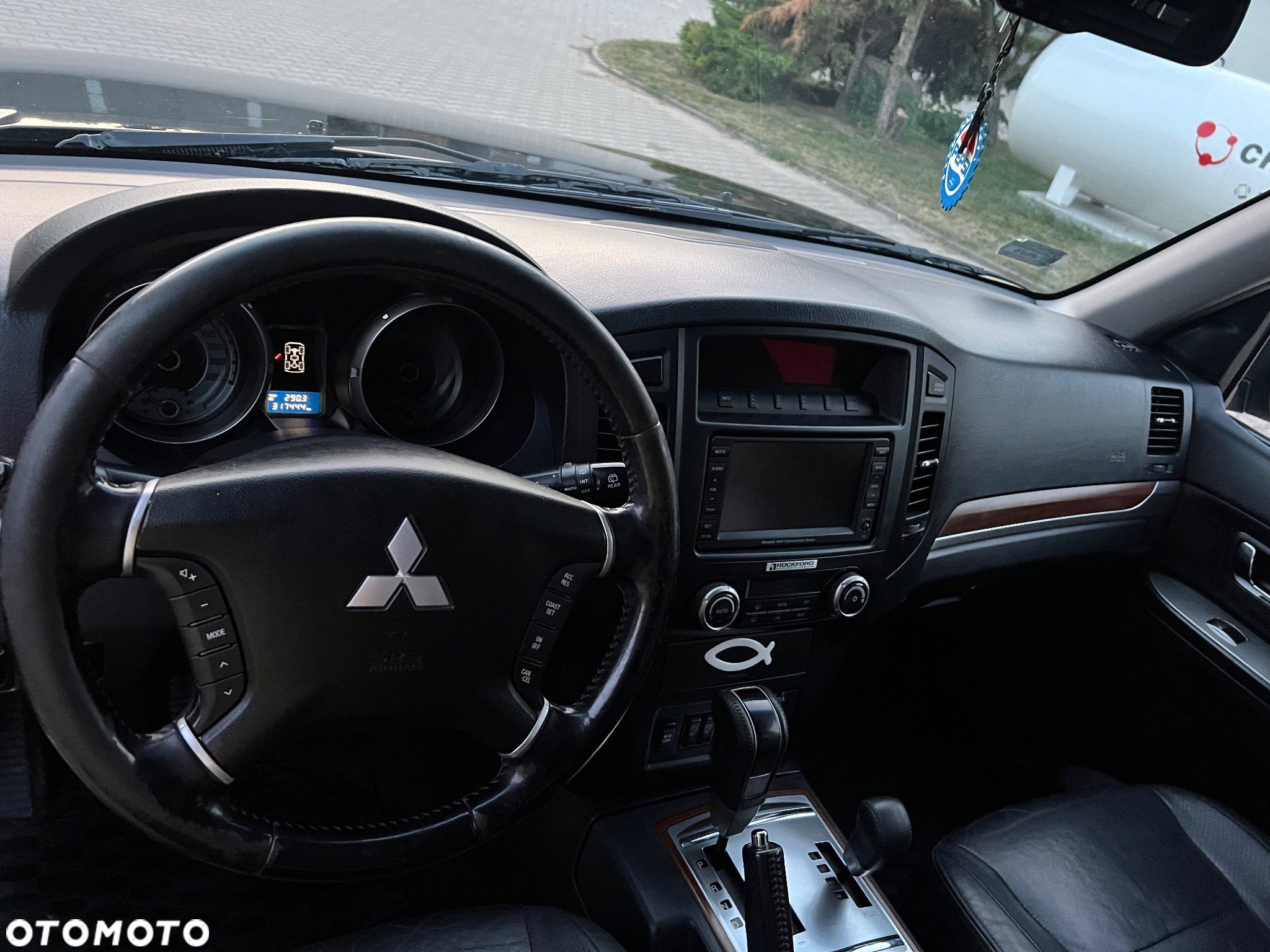 Mitsubishi Pajero - 9