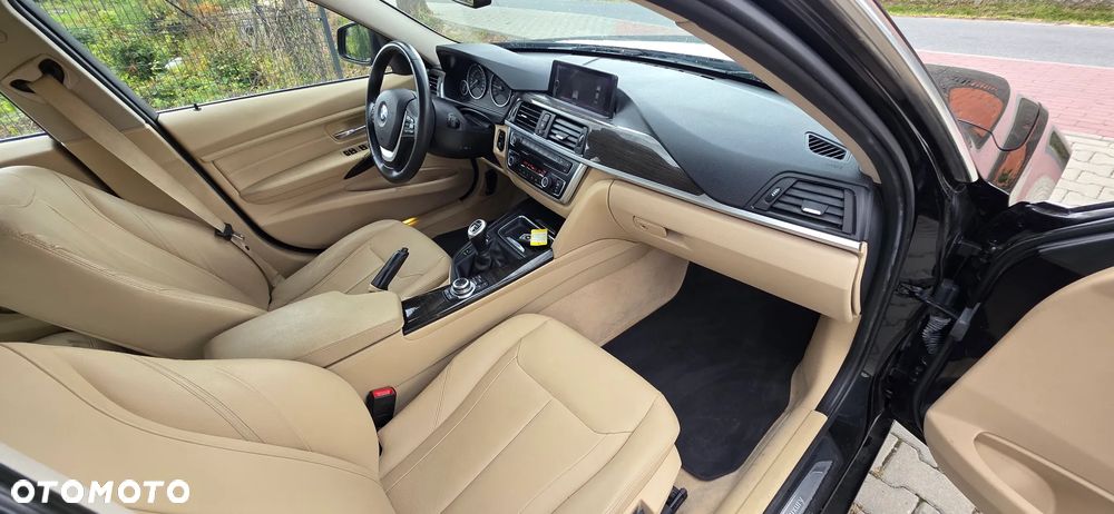 BMW Seria 3 320i Luxury Line - 12