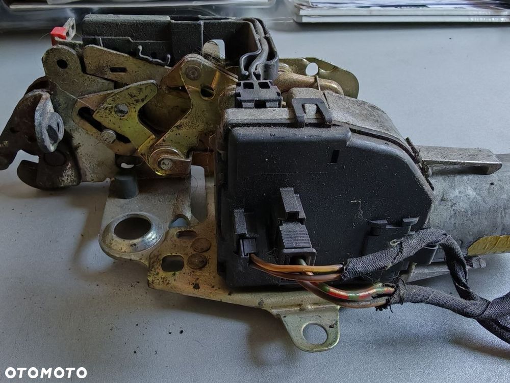 Zamek klapy bagażnika Mercedes Benz E - 3