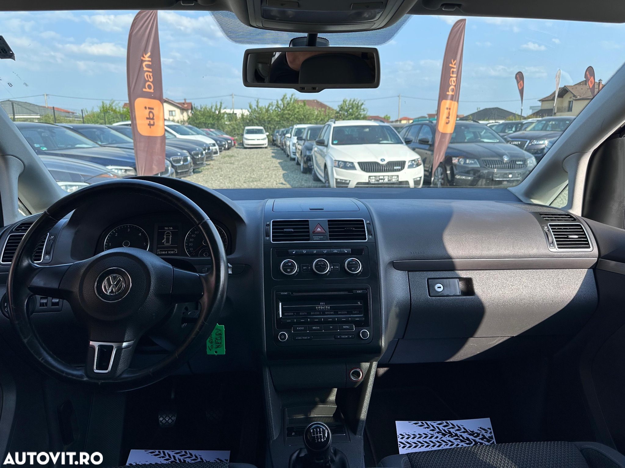 Volkswagen Touran - 10