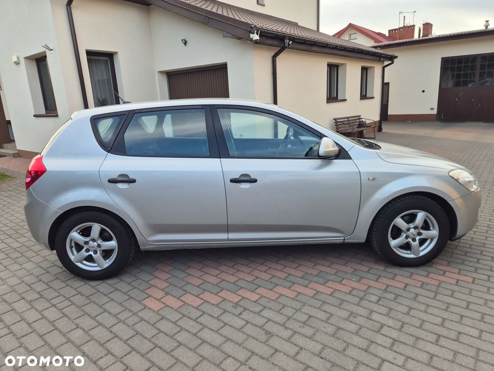 Kia Ceed - 9