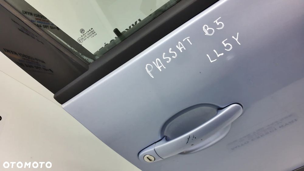 VW Passat B5 Kombi  Sedan  Drzwi Prawe  Przód LL5Y - 16