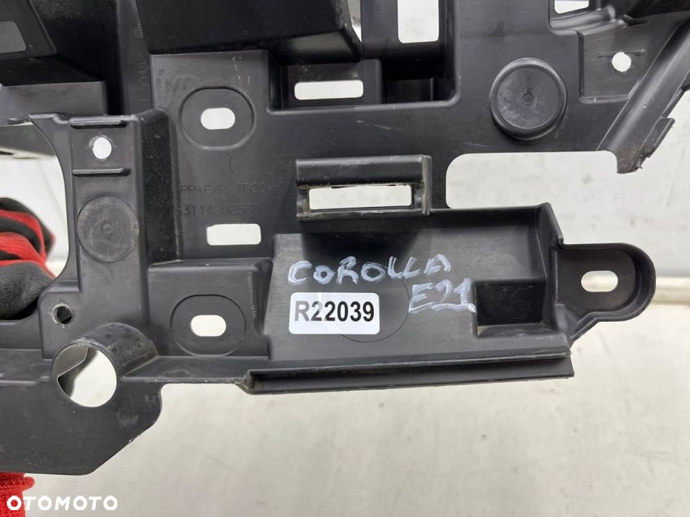 Pas przedni Toyota Corolla E21 XII 18r.- ślizg środkowe mocowanie górne atrapy zderzaka 53114-02530 - 6