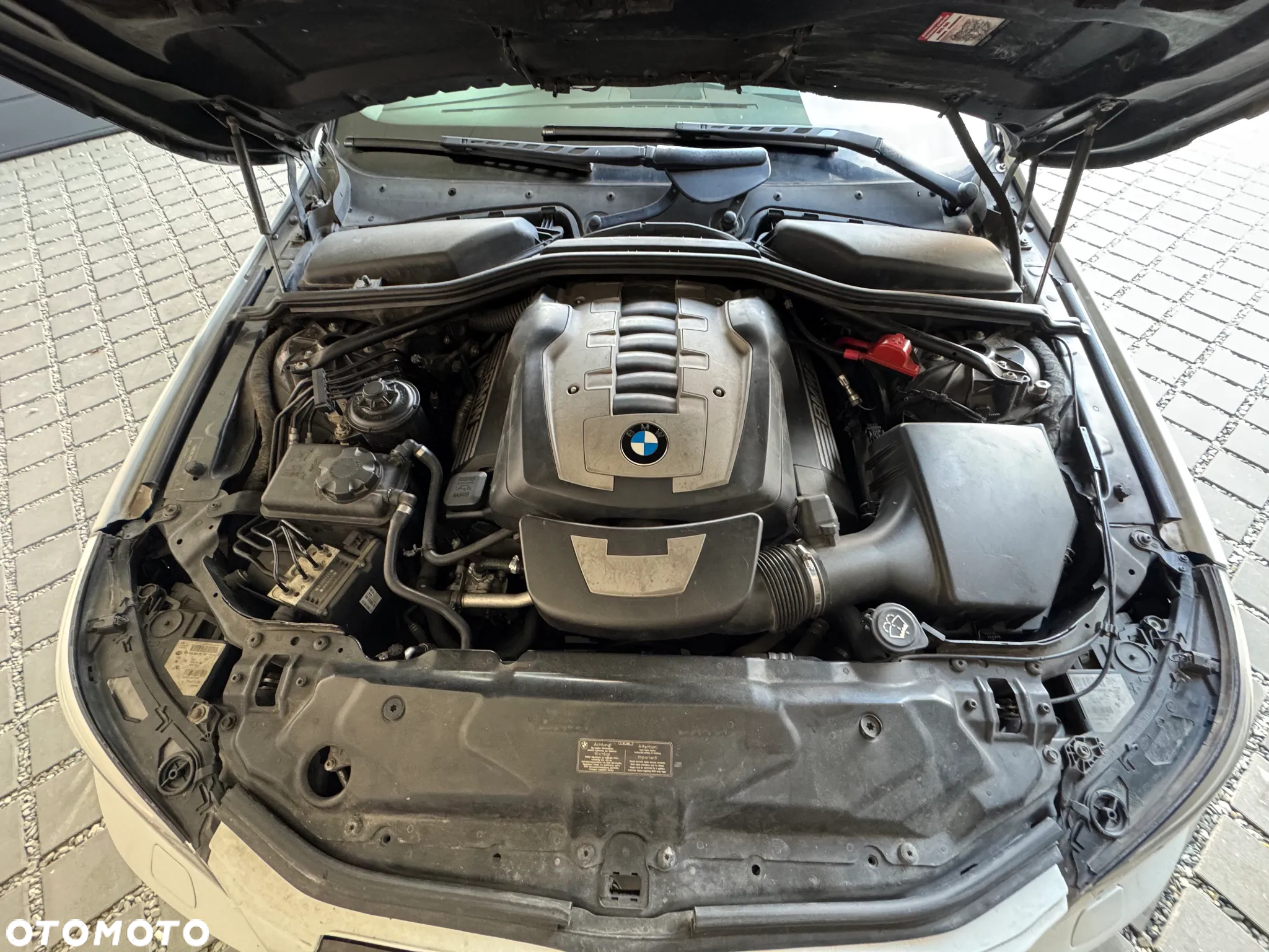 BMW Seria 5 550i - 12