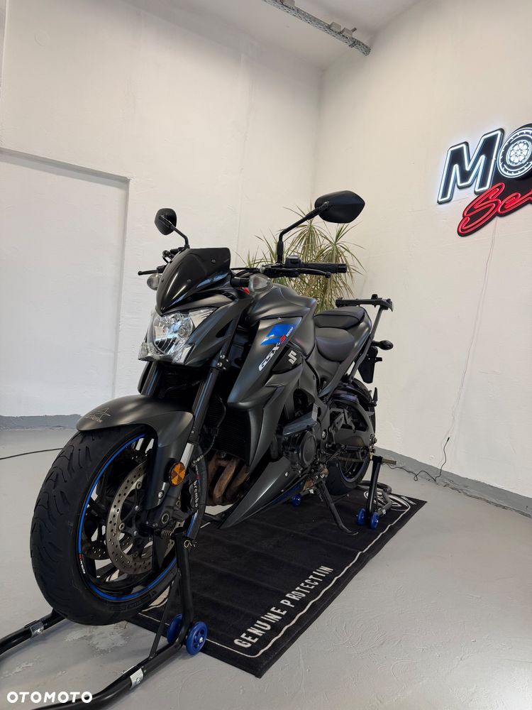 Suzuki GSX - 6