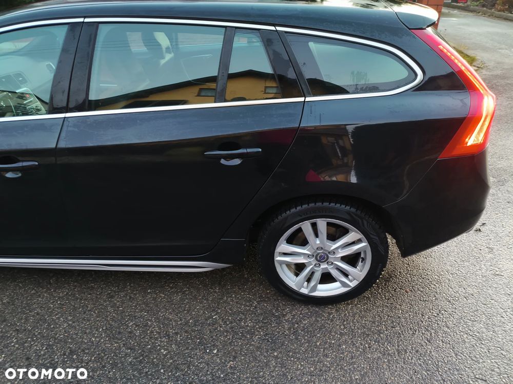 Volvo V60 D6 AWD Plug-in Hybrid R-Design Momentum - 25