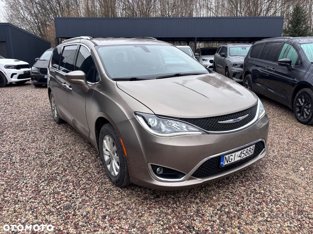 Chrysler Pacifica - 1