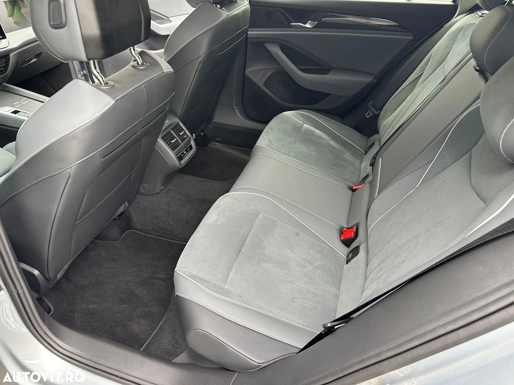 Volkswagen Passat Variant 1.5 eTSI DSG MHEV Business - 19