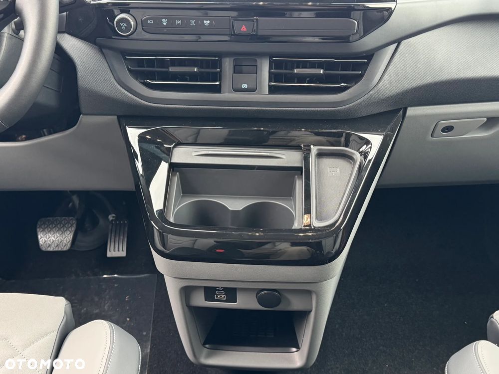 Ford Tourneo Custom - 13