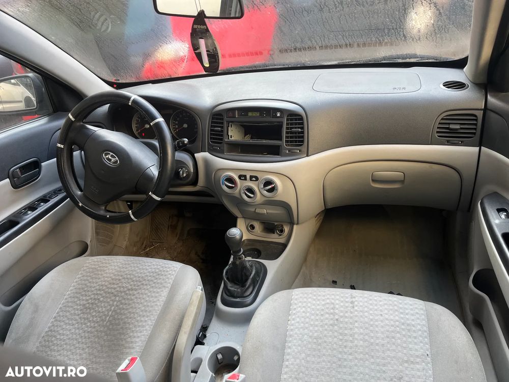 Dezmembrez Hyundai Accent 3 negru 2008 1,4 benzina 71KW - 6
