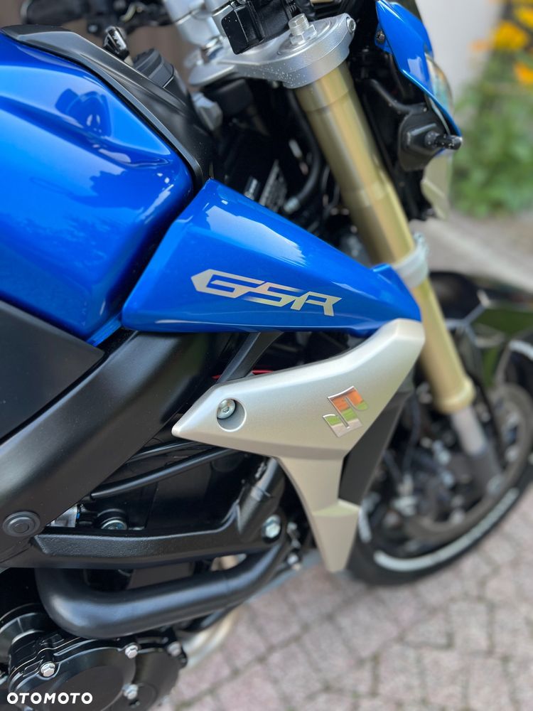 Suzuki GSR - 13
