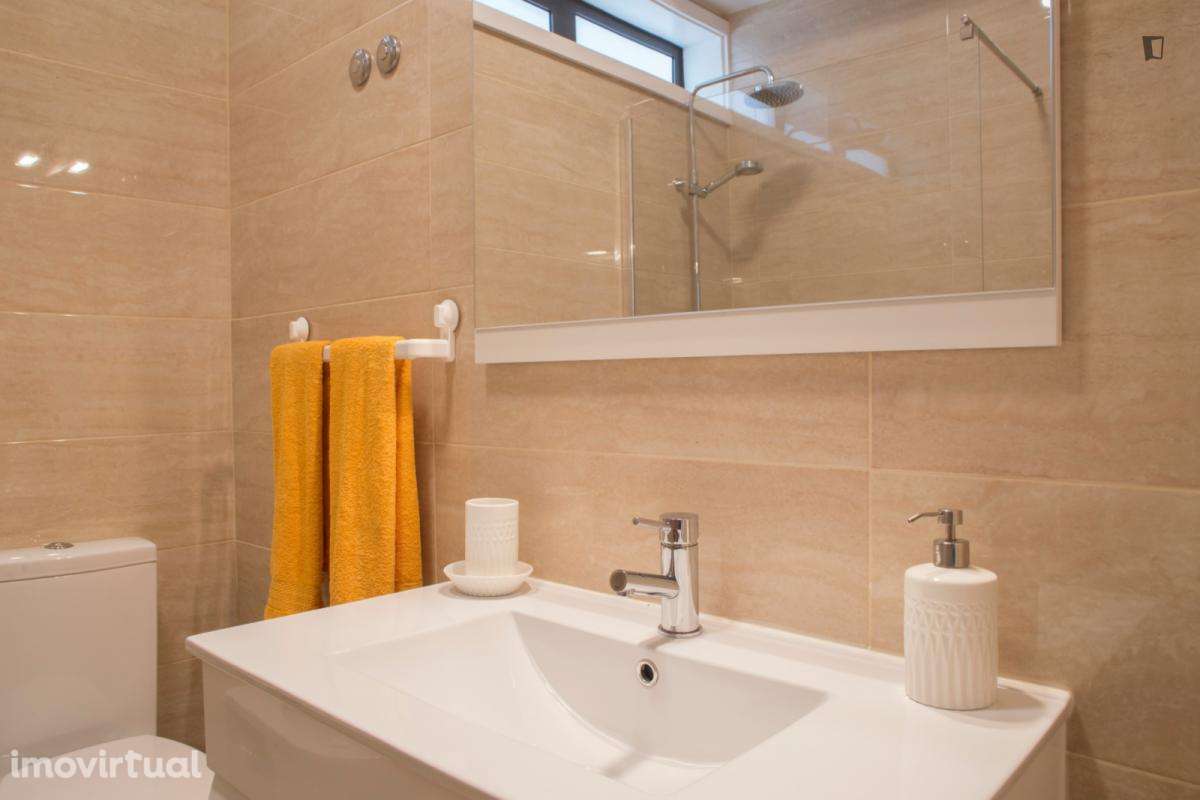 Quarto - localizado em Matosinhos Porto - Grande imagem: 3/22