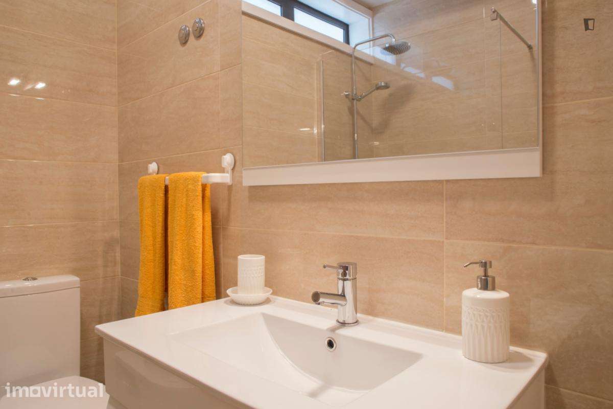 Quarto - localizado em Matosinhos Porto - Grande imagem: 3/22