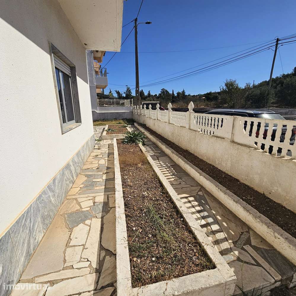 Moradia Bifamiliar em Ferragudo – Charme, Espaço e Potencial - Grande imagem: 4/60