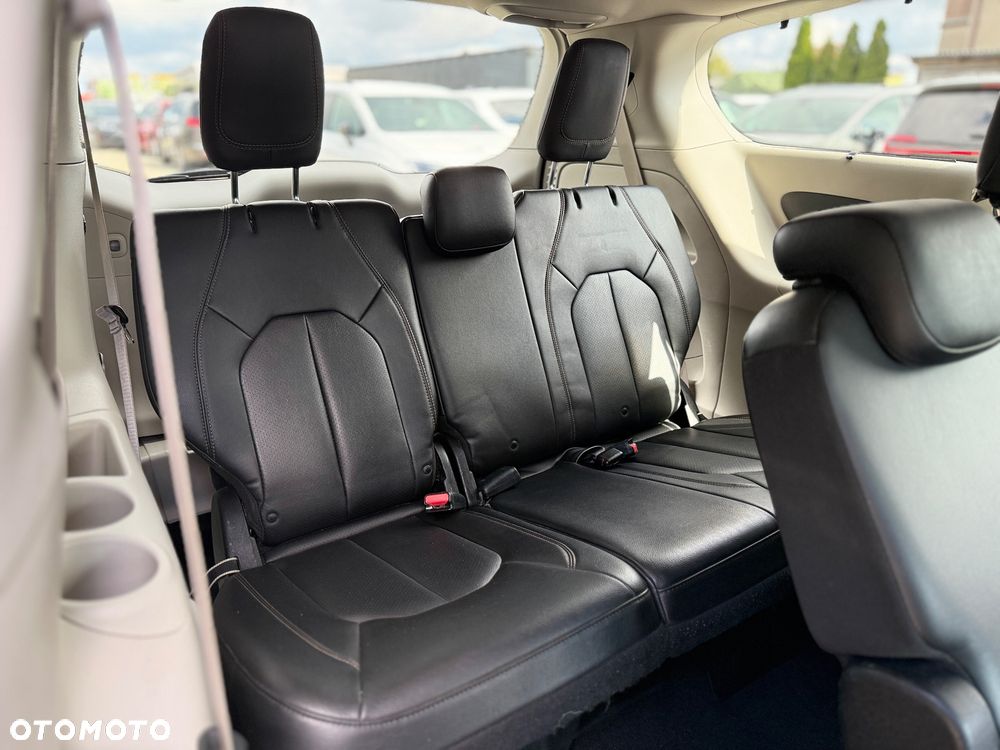 Chrysler Pacifica - 16