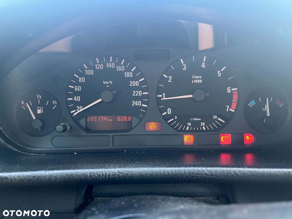 BMW Seria 3 318i - 11