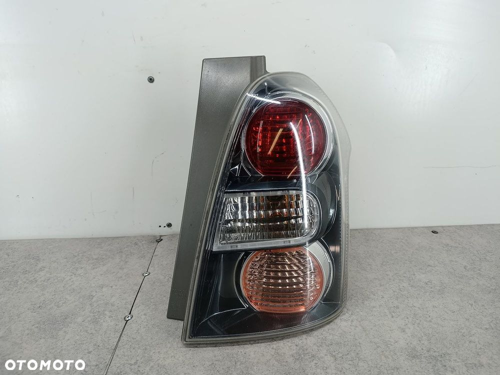 LAMPA TYLNA PRAWA TOYOTA COROLLA VERSO II 81550-0F080 - 2