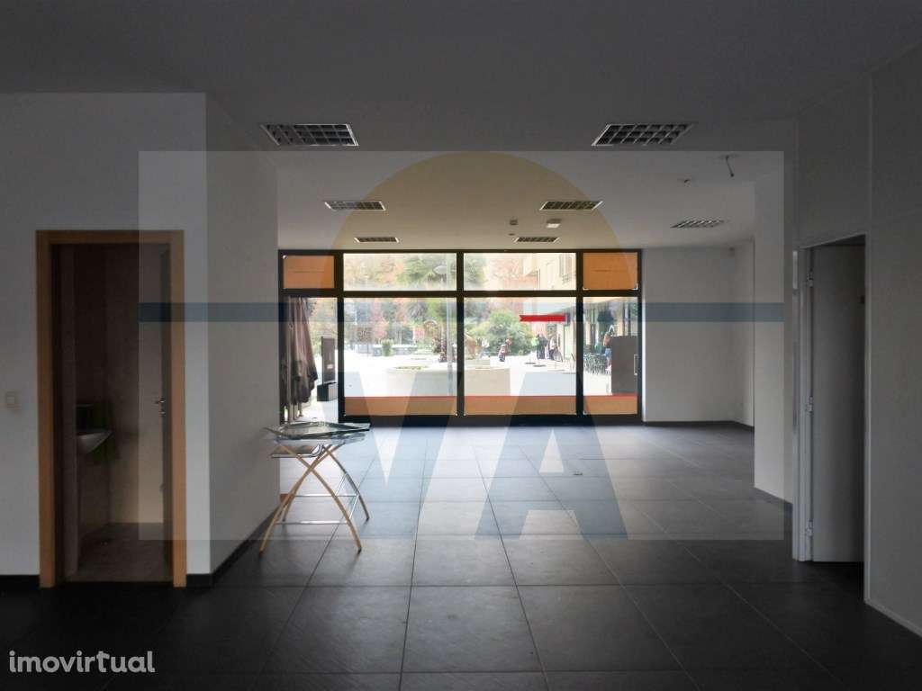 Loja junto ao Hospital S. João para restauração - Grande imagem: 2/11