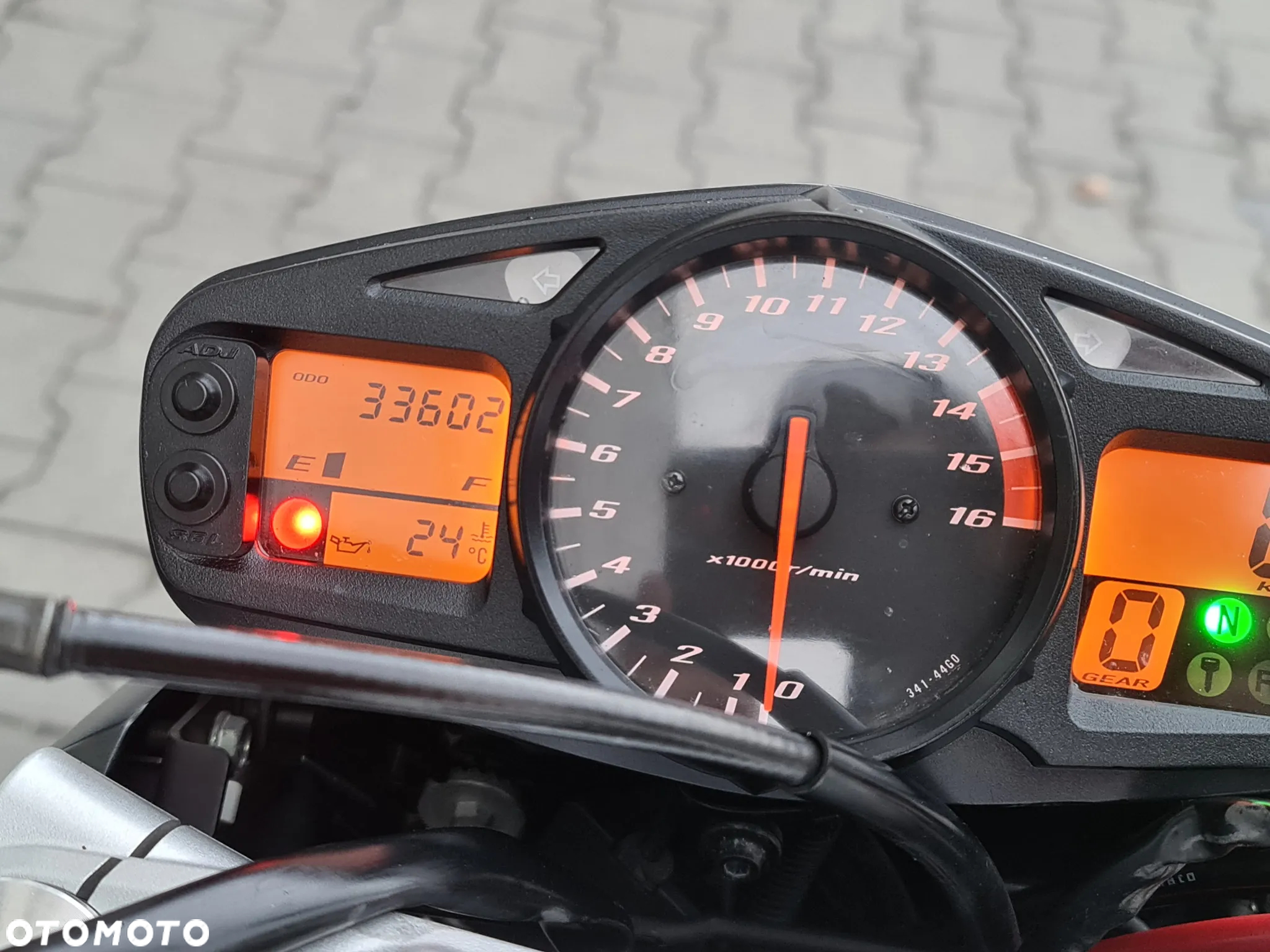 Suzuki GSR - 14