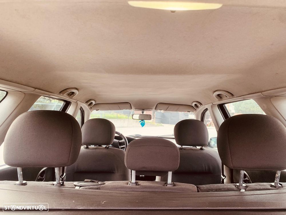 Ford Focus SW 1.4 Ambiente - 11