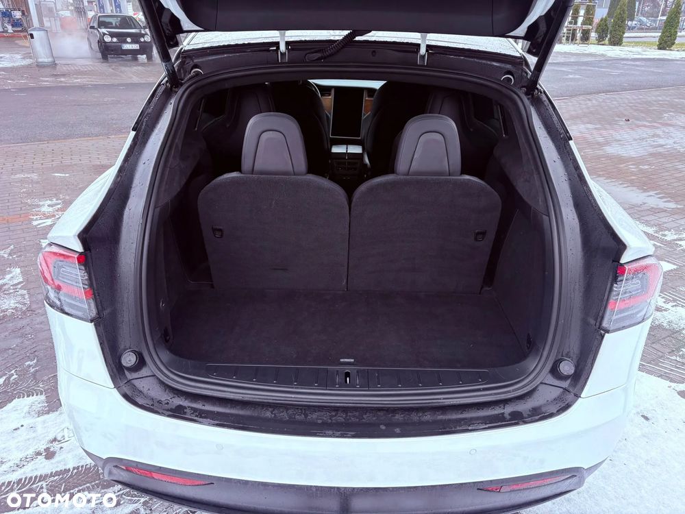 Tesla Model X - 16