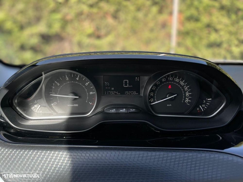 Peugeot 2008 1.2 PureTech Signature EAT6 - 6