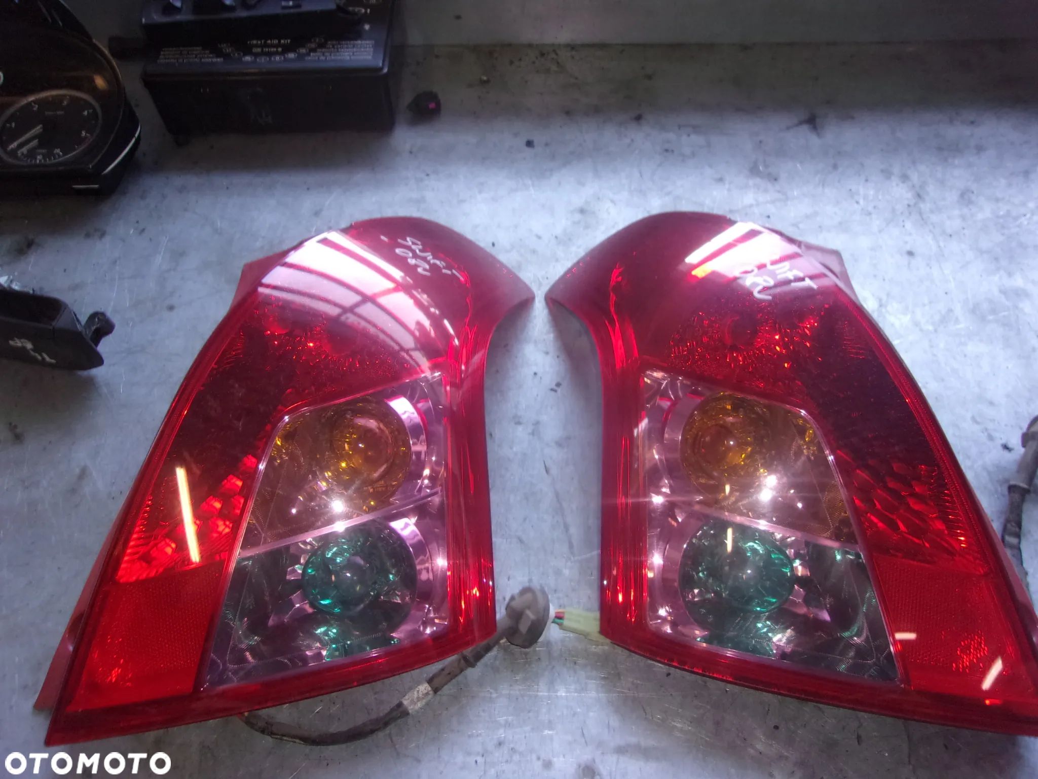 LAMPA TYŁ LEWA PRAWA SUZUKI SWIFT MK6 2008r - 1