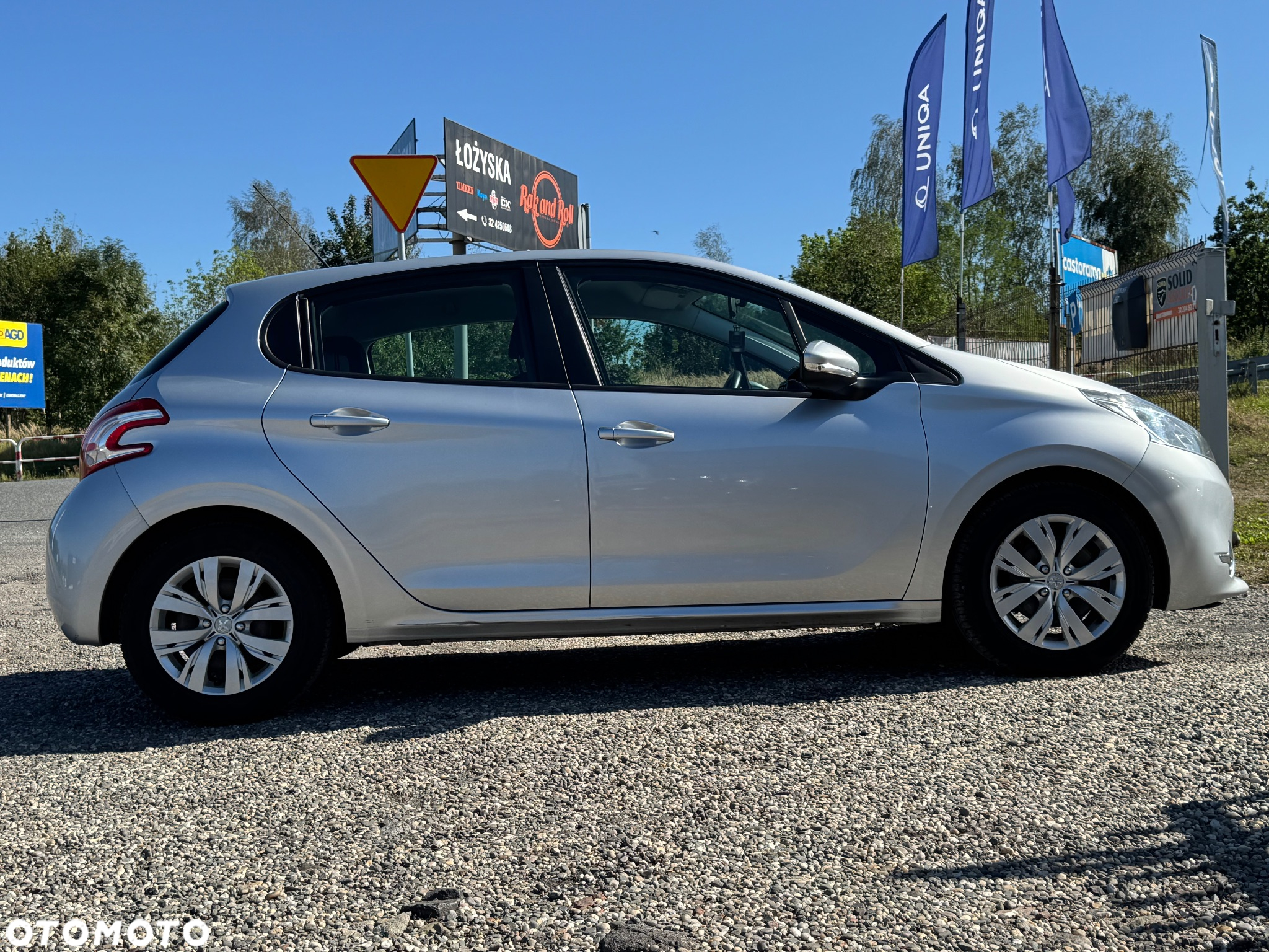 Peugeot 208 - 8