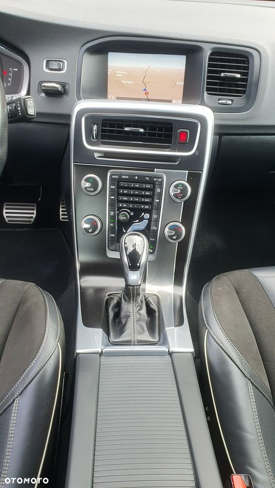 Volvo V60 D4 Geartronic R-Design - 20