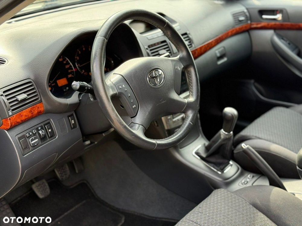 Toyota Avensis 2.0 VVT-i Combi Executive - 16