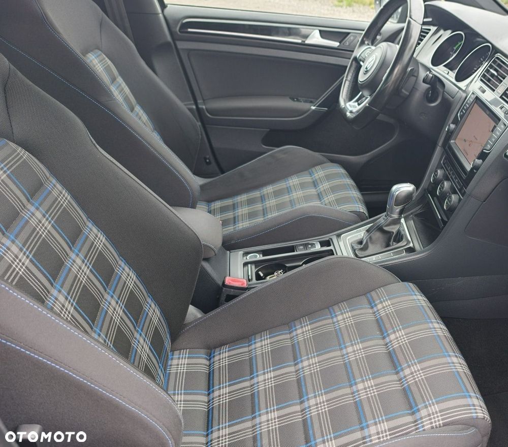 Volkswagen Golf - 24