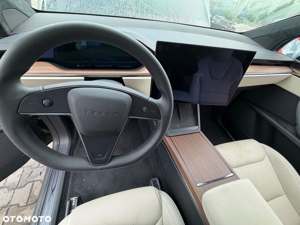 Tesla Model X - 12