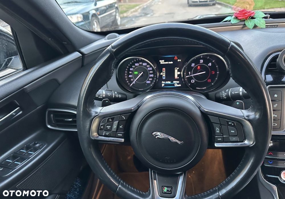 Jaguar XE 2.0 D R-Sport - 31