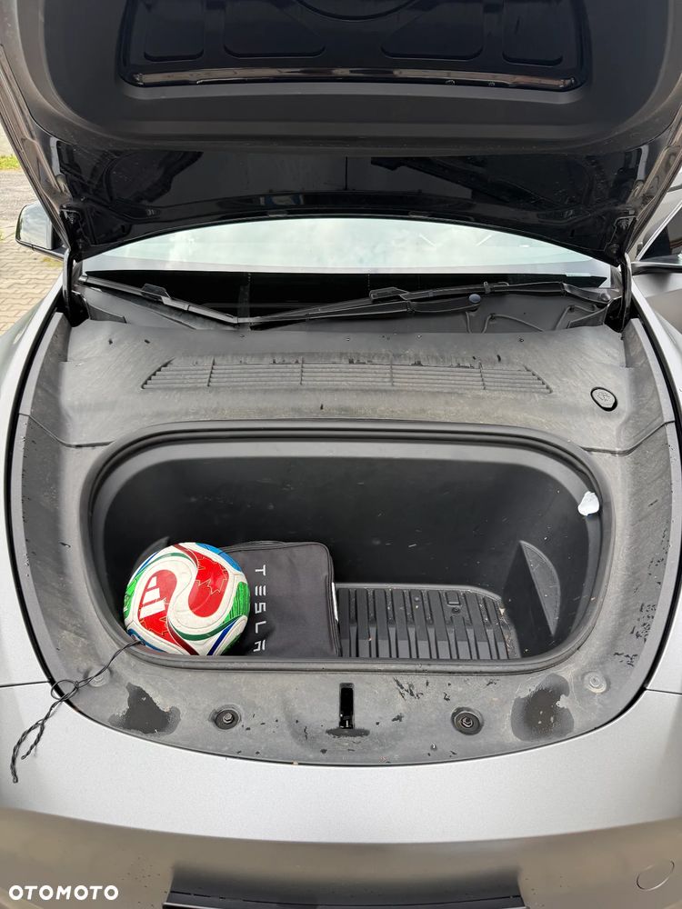 Tesla Model Y - 5