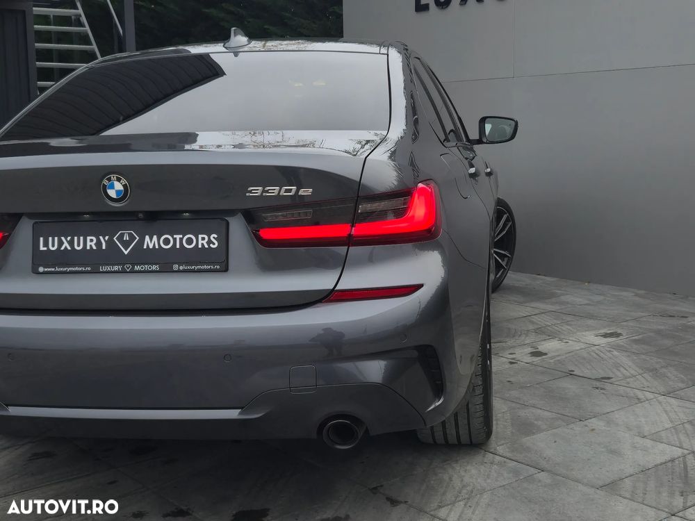 BMW Seria 3 330e iPerformance M Sport - 14