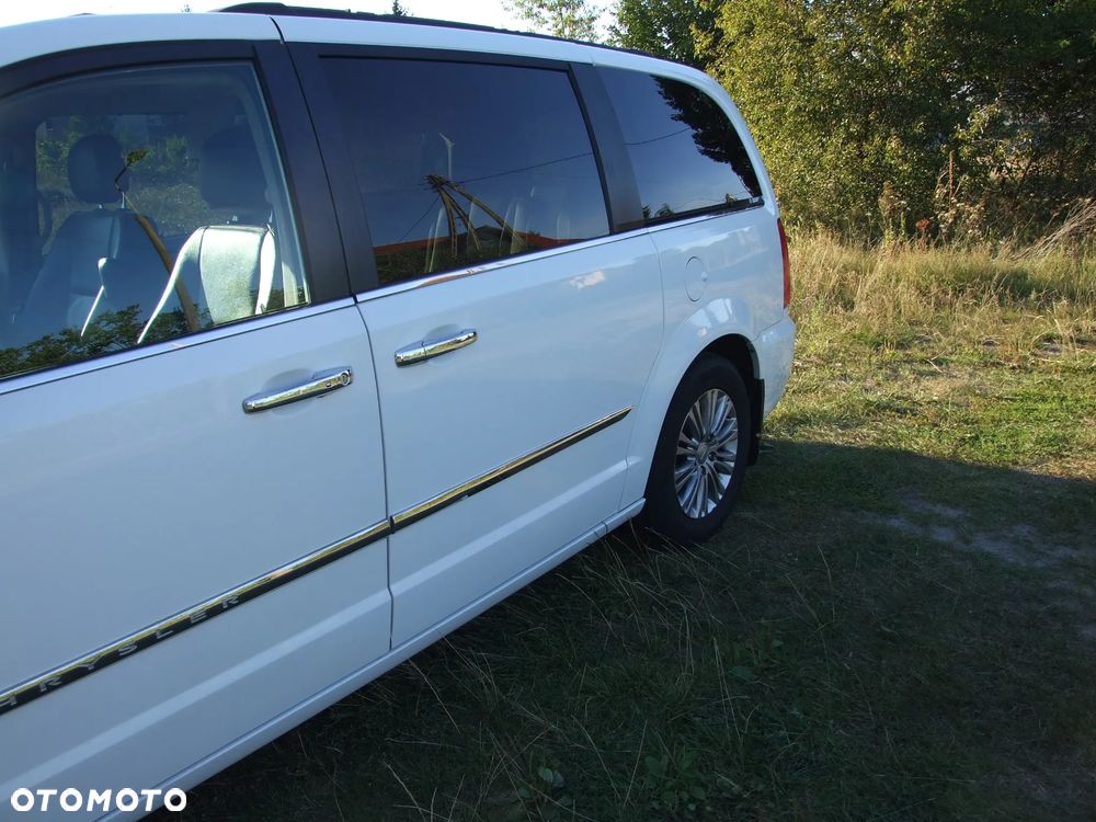 Chrysler Town & Country - 11