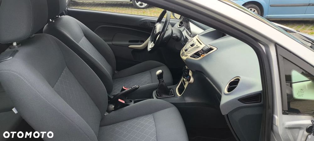 Ford Fiesta 1.25 Ghia - 11