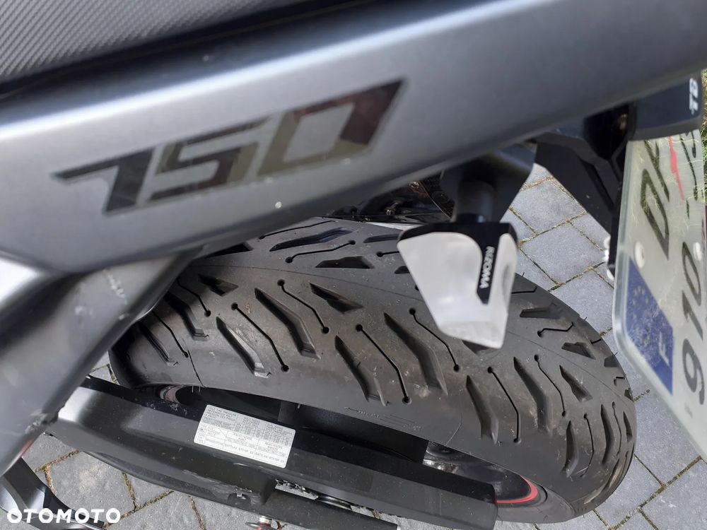 Suzuki GSR - 13