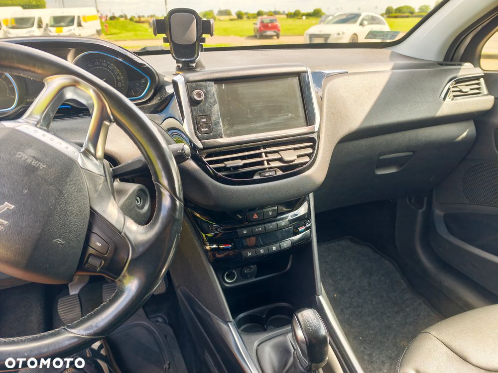 Peugeot 2008 1.2 Pure Tech Style EU6 - 37