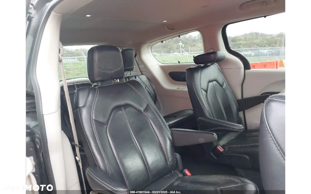 Chrysler Pacifica - 12