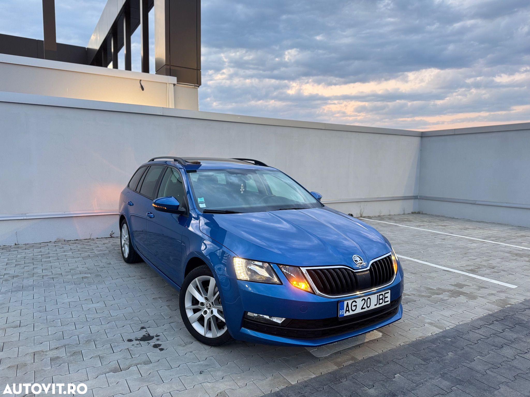 Skoda Octavia 2.0 TDI DSG Ambition - 1