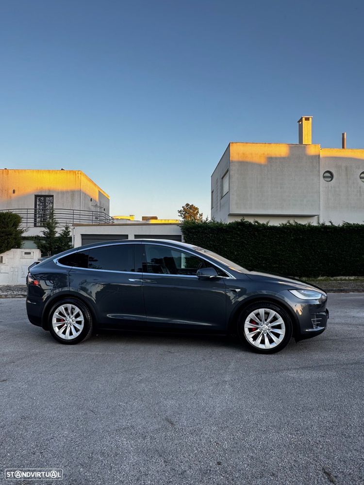 Tesla Model X 90D - 8