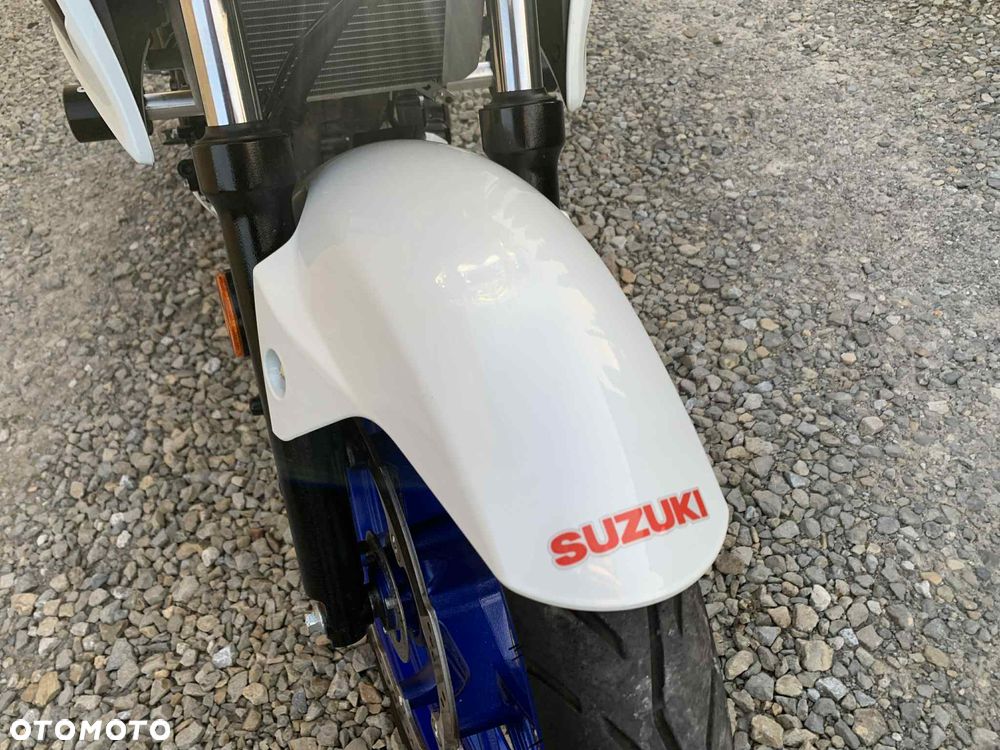 Suzuki GSX - 28