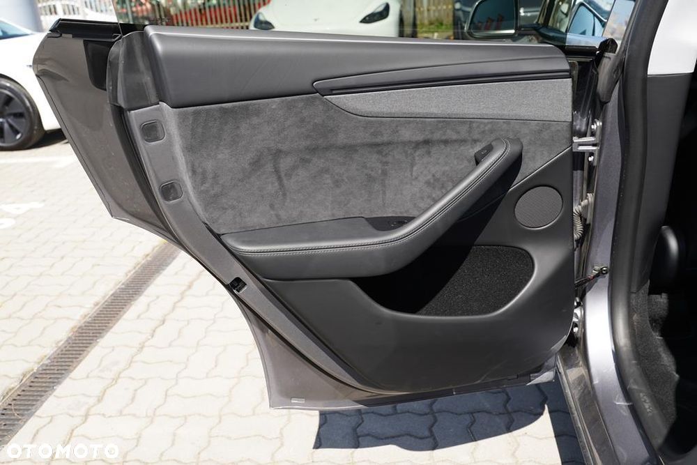 Tesla Y 83.1kWh Long Range AWD - 8