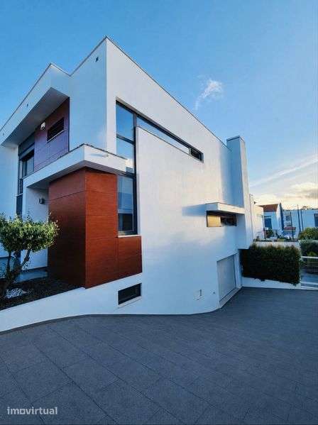 Moradia T4 isolada | Garagem | Cave | Piscina | Charneca da Caparica - View 3