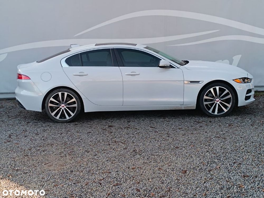 Jaguar XE - 13