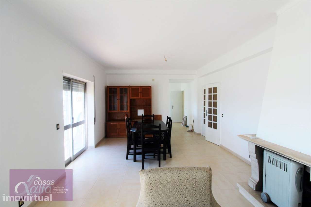 Quarto a meninas estudante/ trabalhadora em apartamento T4 junto d... - Grande imagem: 5/10