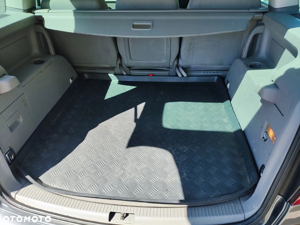 Volkswagen Touran 1.6 FSI Basis - 18