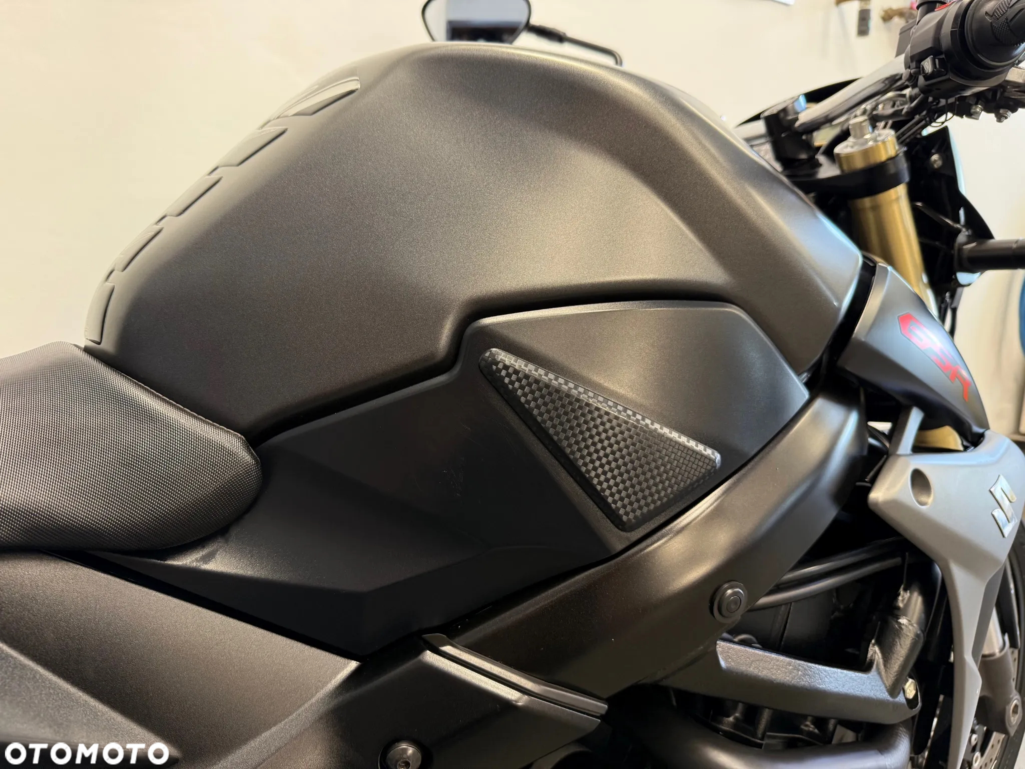 Suzuki GSR - 31